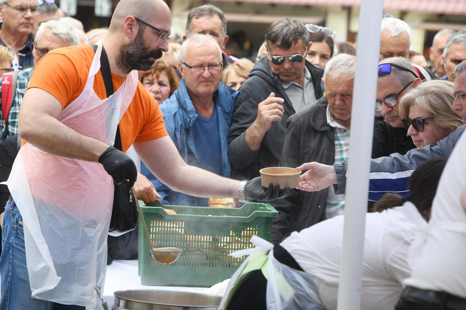 01.05.2023., Skradinski buk - Tradicionalna podjela graha u Nacionalnom parku Krka povodom Medjunarodnog praznika rada privukla veliki broj posjetitelja. Photo: Hrvoje Jelavic/PIXSELL