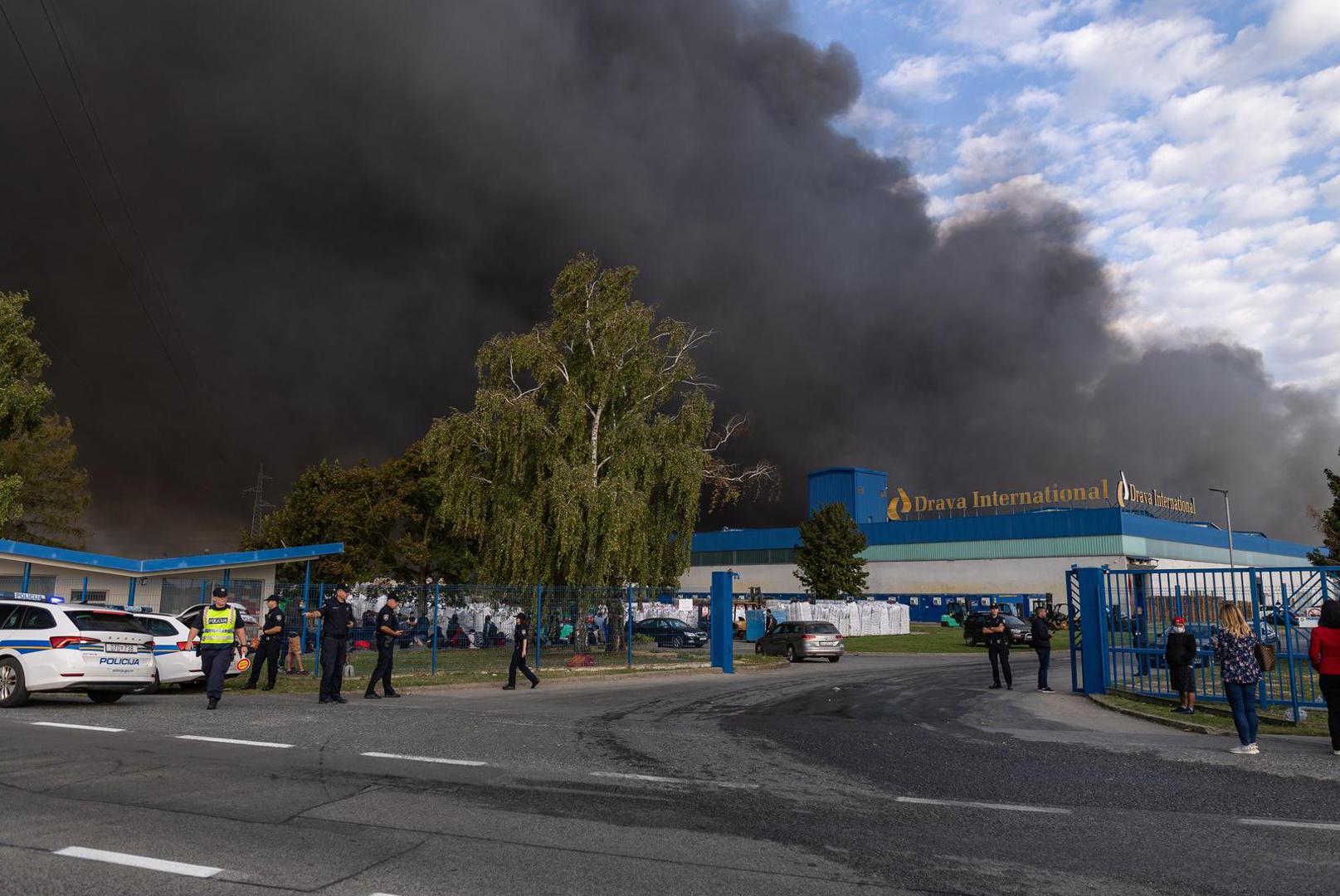 04.10.2023., Osijek - U pogonu osječke tvrtke "Drava international" kod prigradskog naselja Brijest u srijedu poslije ponoći došlo je do požara uskladištene plastike na otvorenom prostoru Photo: Davor Javorovic/PIXSELL