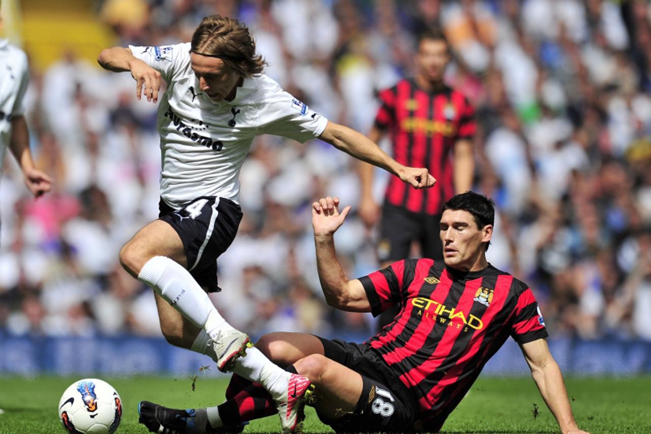 'Tottenham Hotspur\'s Croatian midfielder Luka Modric (L) vies with Manchester City\'s English midfielder Gareth Barry (R) during the English Premier League football match between Tottenham Hotspur an