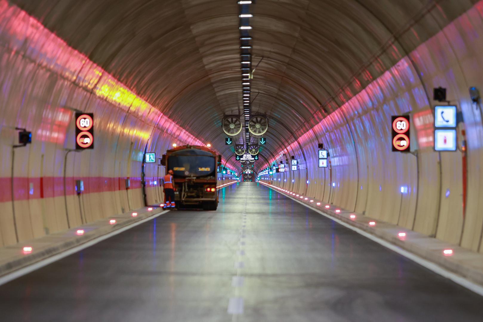 Tunel Učka je treći tunel po dužini u Hrvatskoj, nakon Male Kapele i Sv. Roka. Tijekom izgradnje korištene su najmodernije tehnike, uključujući tekuće eksplozive, pokretne trake za odvoz materijala i suvremene sustave probijanja i iskopa materijala.