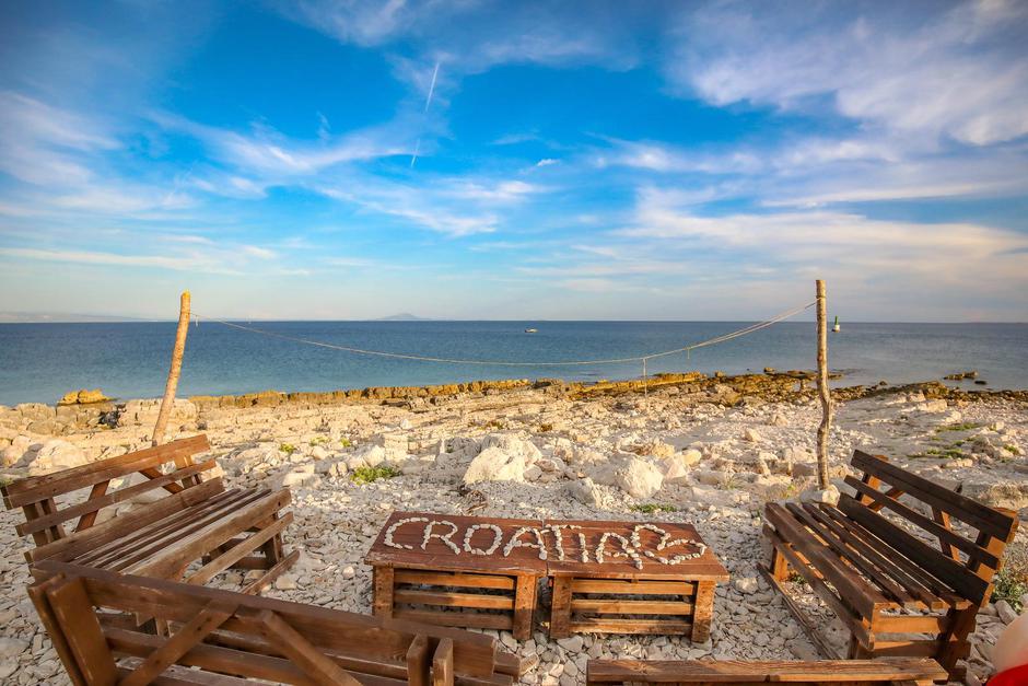 Pula: Turisti su na stolu beach bara ostavili poruku ispisanu kamečićima