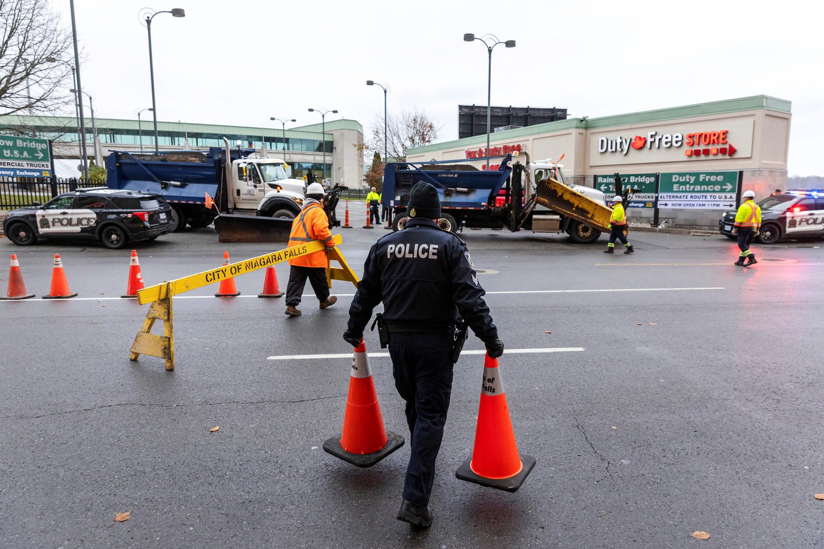 Niagara Regional Police and City of Niagara Falls workers use snow plows to block access to the Rainbow Bridge after an incident at the U.S. border crossing with Canada, as seen from Niagara Falls, Ontario, Canada November 22, 2023.  REUTERS/Tara Walton Photo: Tara Walton/REUTERS