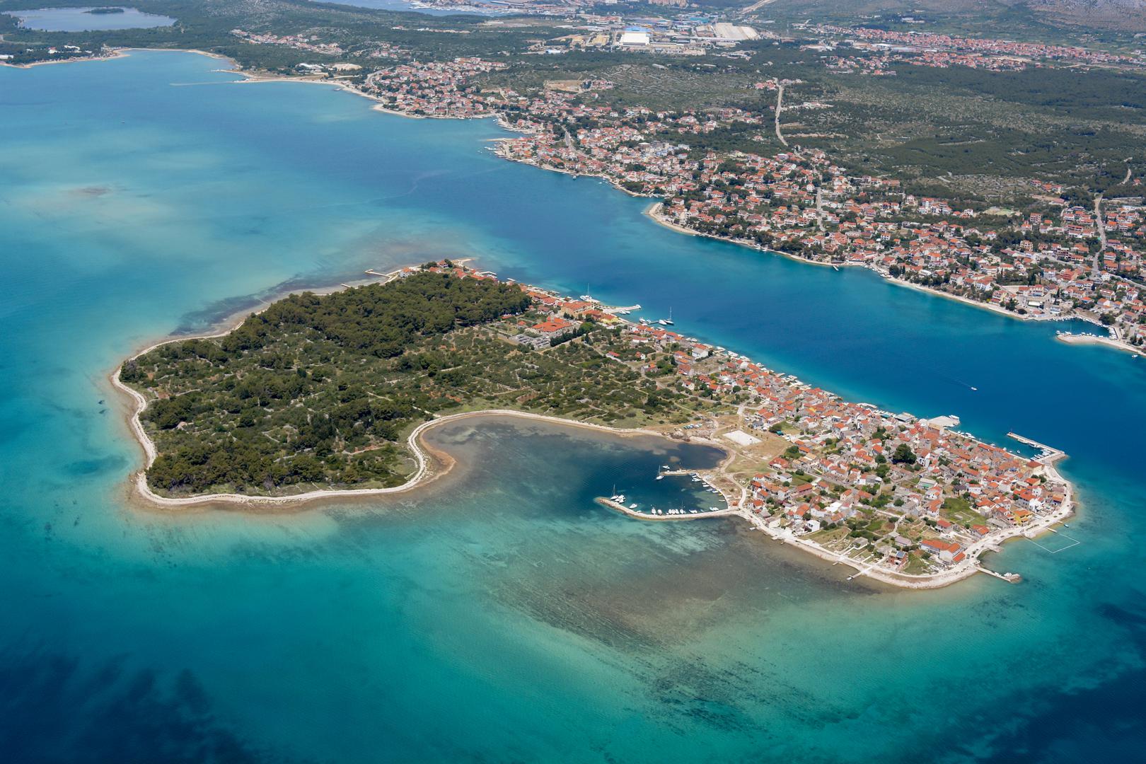 Krapanj (166 stanovnika) - Krapanj je najmanji i najniži naseljeni otok na Jadranu, poznat po dugoj tradiciji ronjenja i vađenja spužvi.