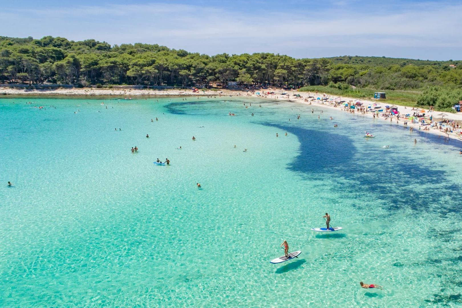 Veli Žal – šljunčana plaža ispred otočića Mežanj na nenaseljenom dijelu Otoka