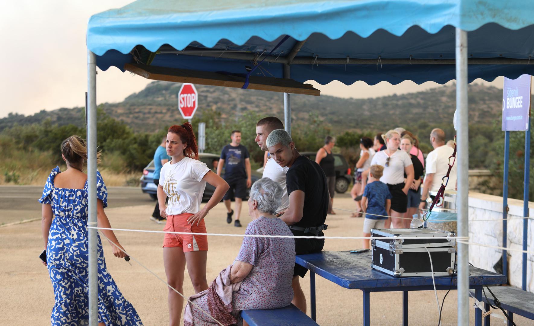 13.07.2022., Zaton - Pozar koji je izbio kod Vodica siri se prema Zatonu. Na terenu je 30-ak vatrogasaca s desetak vozila, a u gasenju su se prikljucila i dva kanadera. Putnici ne mog udalje svojim vozilima zbog zatvorene ceste. Photo: Dusko Jaramaz/PIXSELL