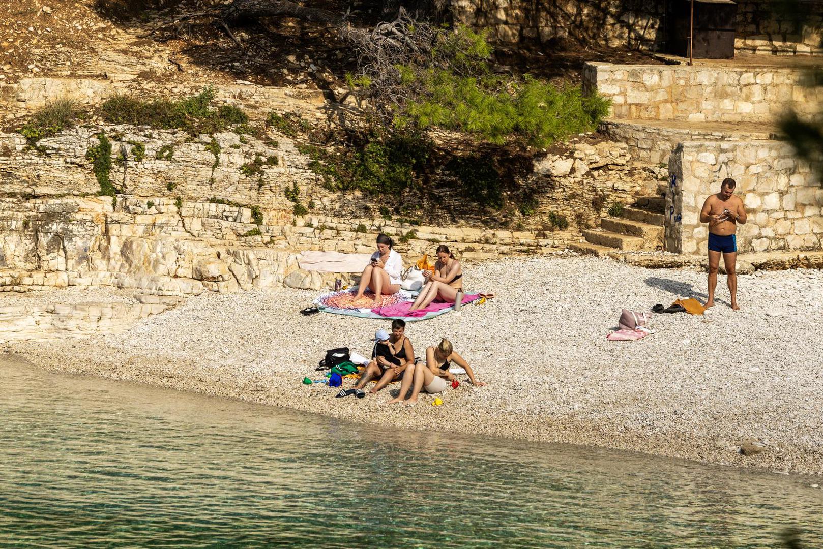 Jesen je i službeno počela, no to se ne vidi na našim plažama na kojima je i danas bilo kupača