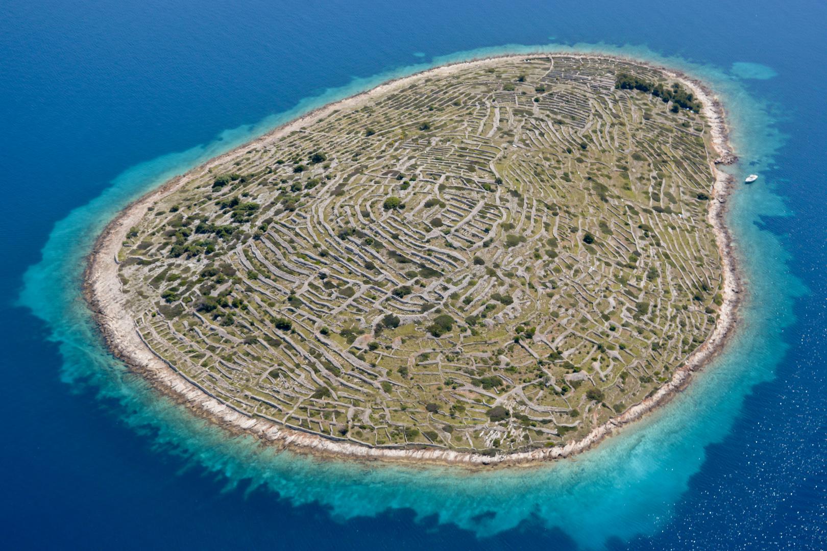 Otočić Bavljenac, smješten u šibenskom arhipelagu, pravi je dragulj među hrvatskim otocima. Iako je površinom malen, oko 1,4 hektara, ono što ga čini posebnim jest njegova jedinstvena mreža suhozida koja prekriva gotovo cijeli otočić.