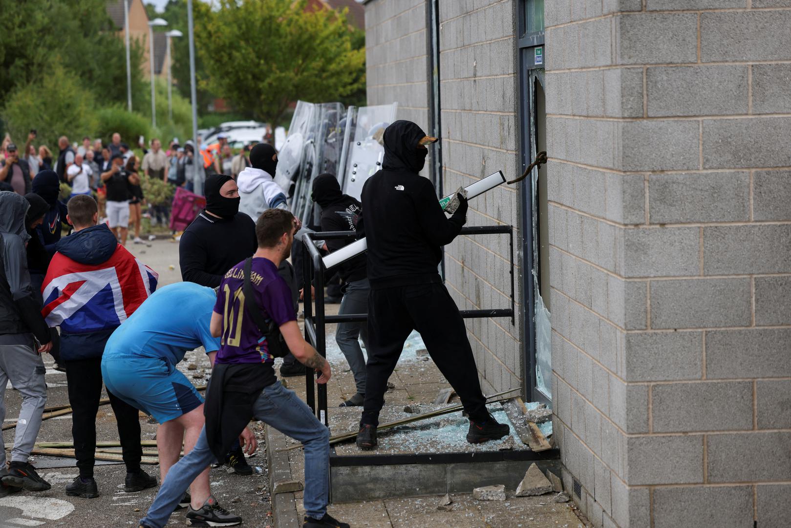 A protestor tries to break into a hotel through a fire exit in Rotherham, Britain, August 4, 2024. REUTERS/Stringer Photo: STRINGER/REUTERS