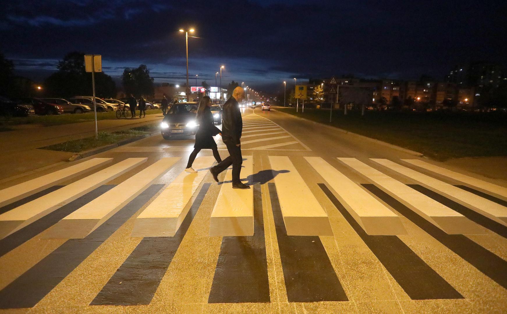 19.10.2021., Karovac - U Ulici kralja Petra Kresimira IV u gradskoj cetvrti Grabrik  iscrtana je prva 3D zebra u Karlovcu. Postignut je vizualni efekt izgleda pjesackog prijelaza u tri dimenzije, a koji ima za cilj potaknuti vozace na smanjivanje prekomjerne brzine, te osigurati vecu sigurnost pjesaka. Za izradu je zasluzno Vijece Gradske cetvrti Grabrik koju su realizirali kroz ovogodišnji natjecaj KAkvart.
Photo: Kristina Stedul Fabac/PIXSELL