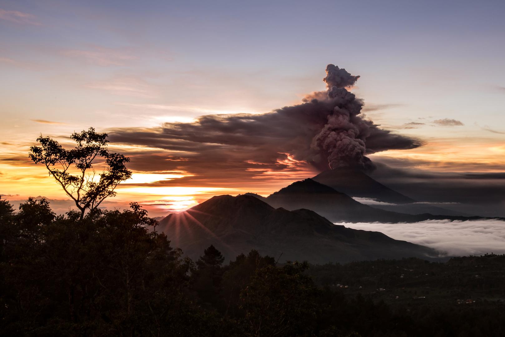 Indonezija ima gotovo 130 vulkana ili više od bilo koje druge zemlje, a mnogi pokazuju visoku razinu aktivnosti. (Hina)