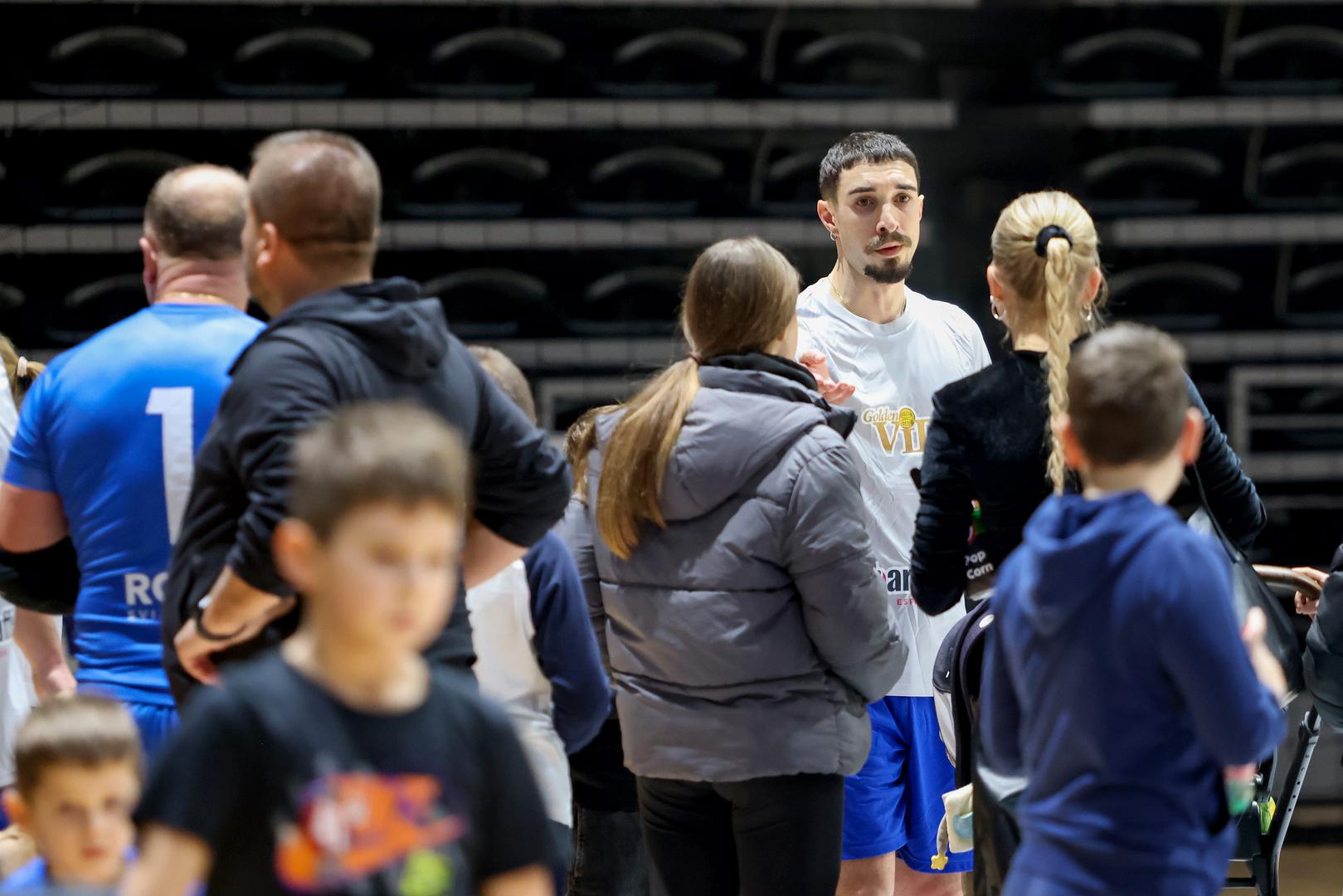 Njihova ljubav brzo je prerasla u ozbiljnu vezu, a već u travnju 2022. godine dobili su kćerkicu Viktoriju. Godinu dana kasnije, u ljeto 2023., obitelj se proširila dolaskom sina, čije ime još nisu otkrili javnosti. Nedavno su malog dječaka krstili u zadarskoj katedrali svete Stošije, što je bio posebno emotivan trenutak za cijelu obitelj.