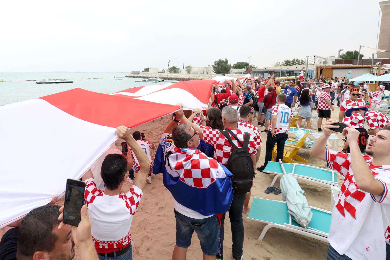 09.12.2022., Doha, Katar - Navijaci Hrvatske razvili su zastavu dugacku 200m na plazi ispred hotela Hilton Doha kako bi dali podrsku reprezentaciji pred utakmicu cetvrtfinala SP u Qataru protiv Brazila. Photo: Igor Kralj/PIXSELL