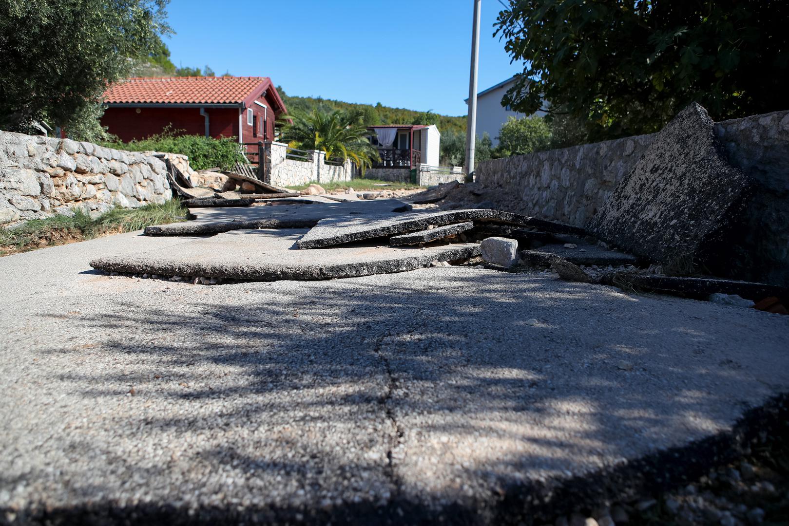 Prema riječima Slobodana Jurjevića, načelnika Stožera civilne zaštite Obrovca, situacija je bila kaotična već od ranog jutra, kada su vatrogasci dobili prve pozive zbog prodora vode u kuće. 