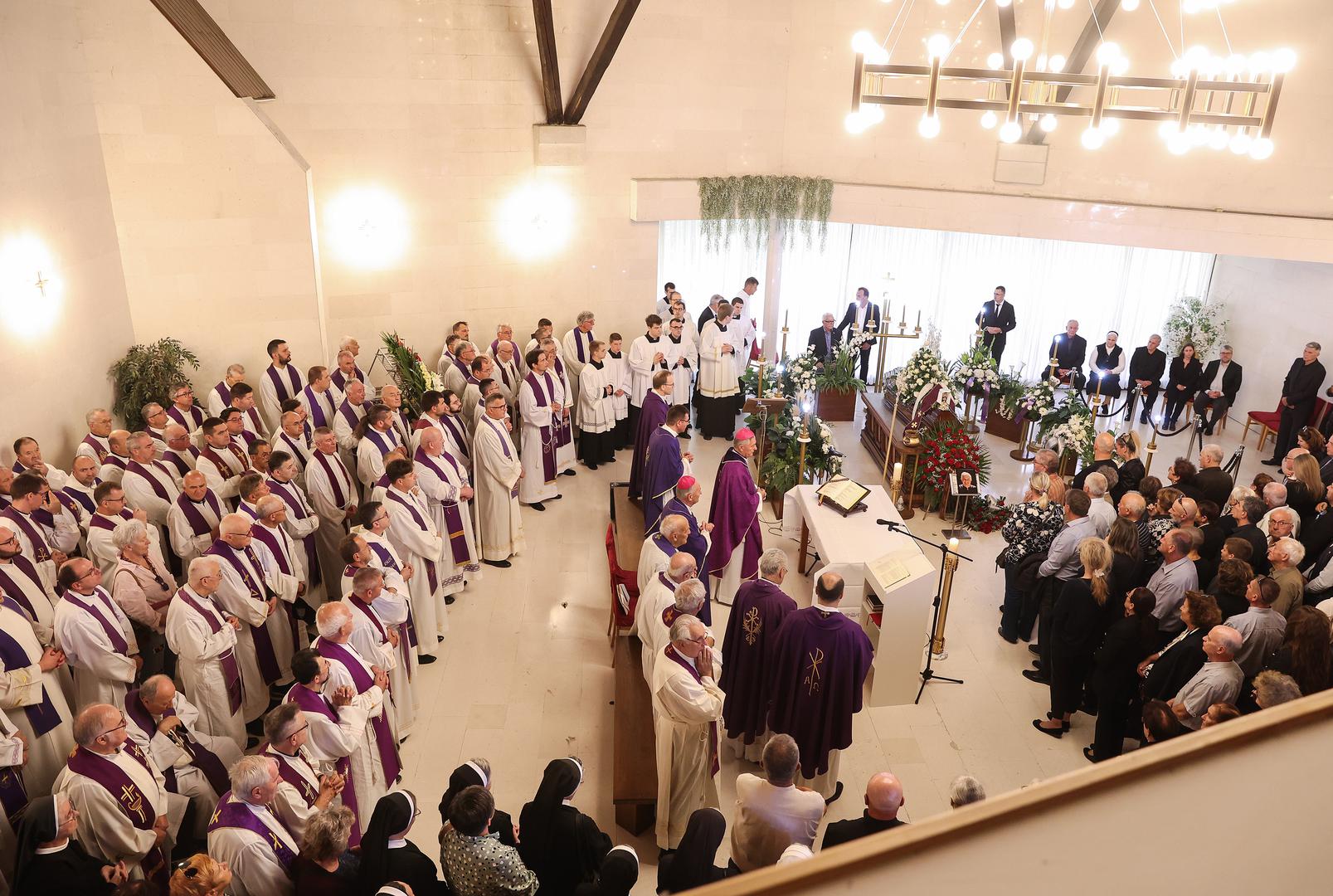 Sprovod poznatog trogirskog župnika don Vinka Sanadera, koji je preminuo u 66. godini nakon kratke i teške bolesti održan je na groblju Lovrinac. Brojni župljani stigli su mu na posljednji ispraćaj. Preminuo je 4. listopada nakon kratke i teške bolesti.