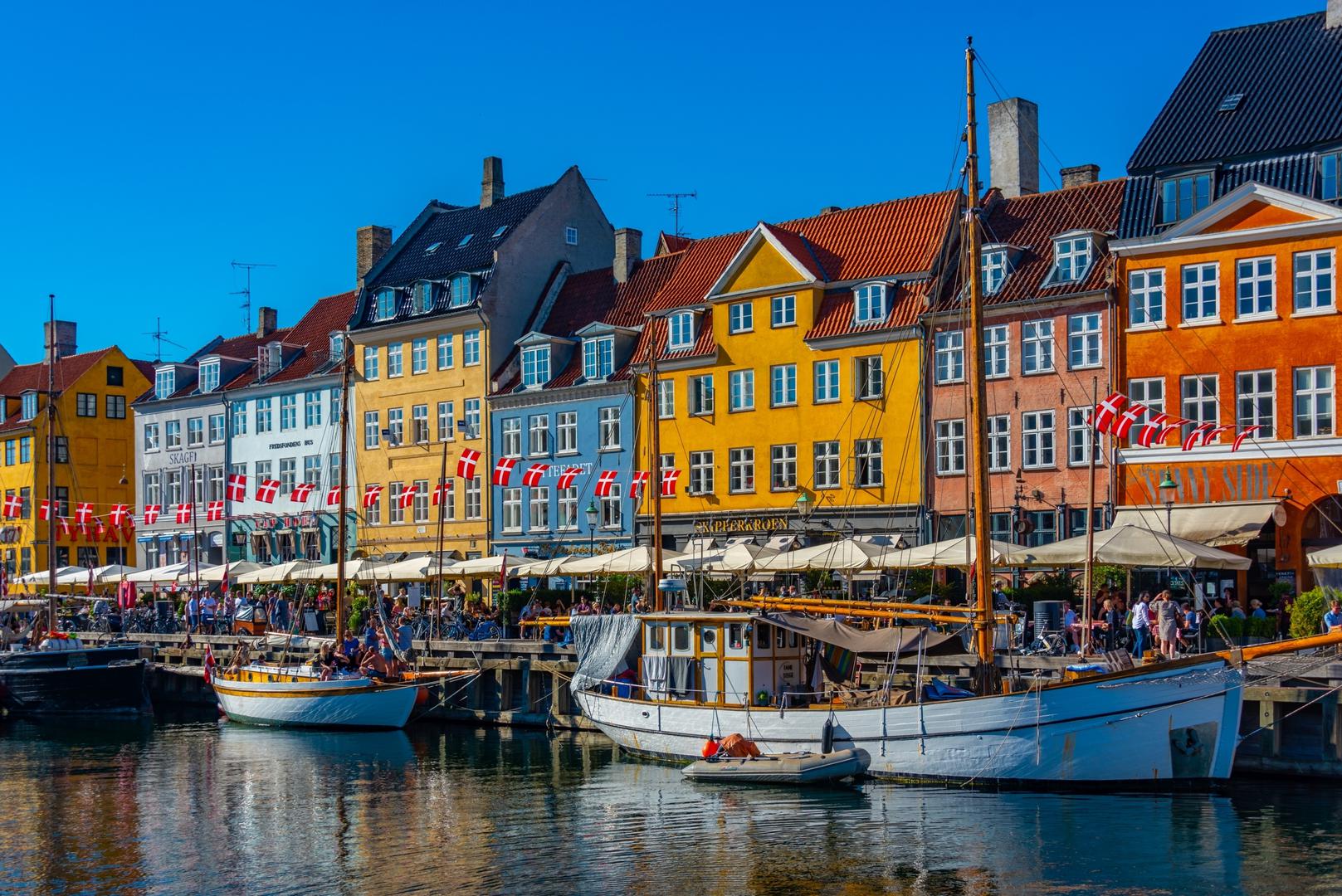 Kopenhagen, Danska: Iako poznat kao skup grad, stanovnici Kopenhagena 96 posto su zadovoljni životom ovdje, prema istraživanju. Danska prijestolnica je od švedskog grada Malmoa odvojena tjesnacem Øresund, ali stanovnici mogu putovati preko granice cestom i željeznicom. Slično kao u Groningenu, Kopenhagen je iznimno prijateljski nastrojen prema biciklistima. Grad ima nevjerojatnu kulturnu ponudu, uključujući knjižnicu i galeriju The Black Diamond kao i Operu u Kopenhagenu.