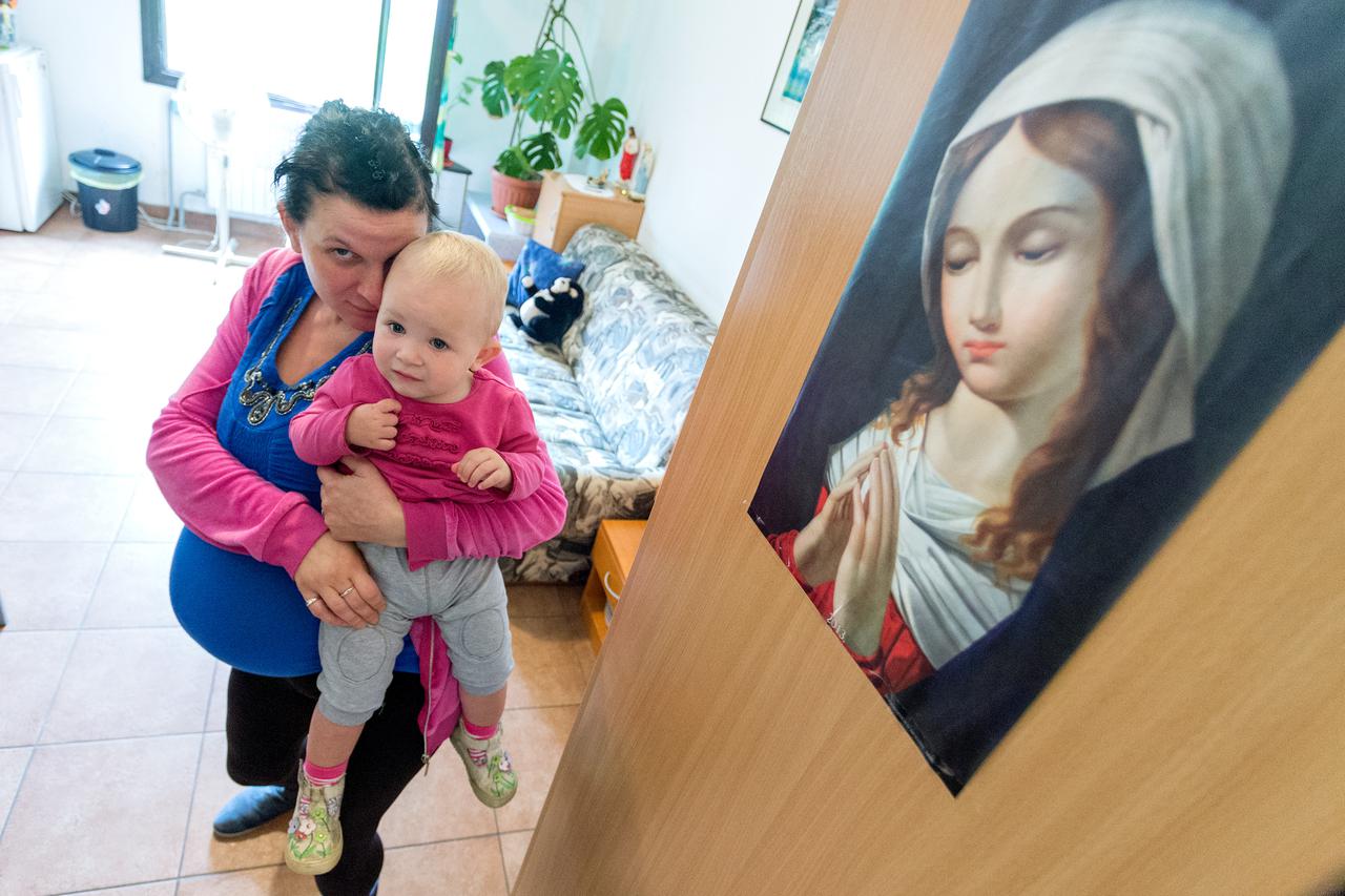 02.10.2014., Zagreb, Velika Kosnica - Ivana Tratnjak, mlada korisnica prihvatilista za beskucnike - Dobri dom u Velikoj kosnici sa kcerkom Klarom.   Photo: Davor Puklavec/PIXSELL