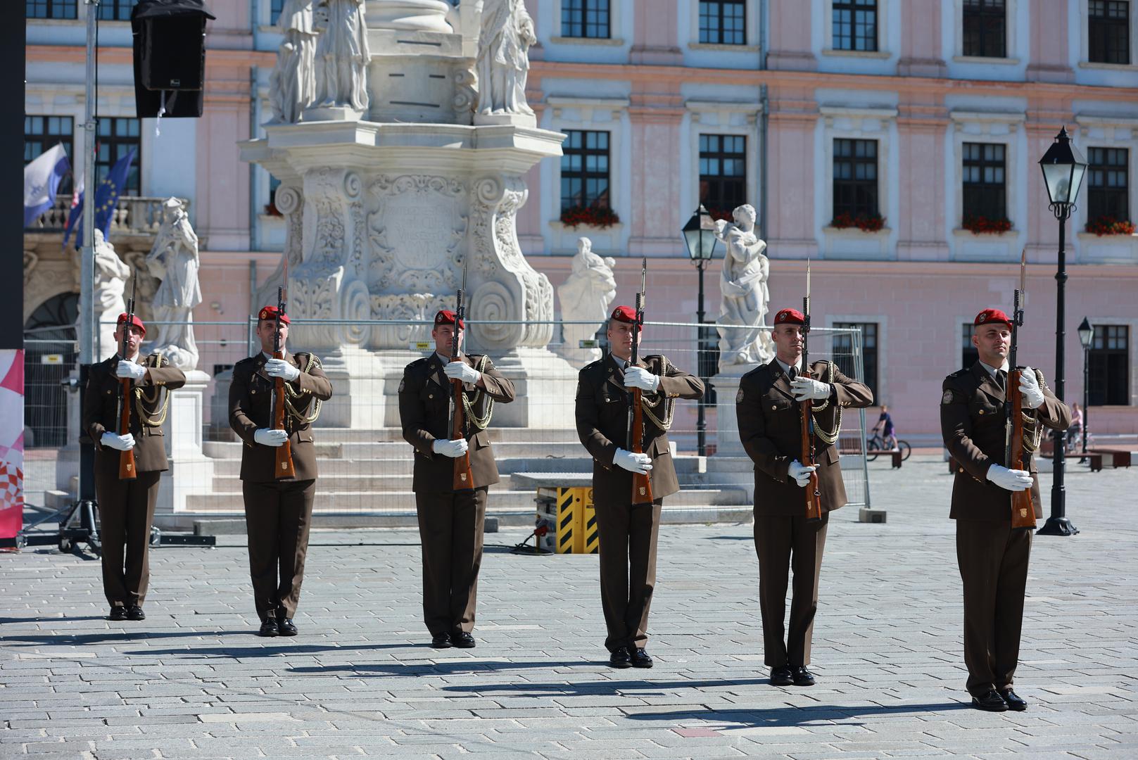 Ono što je problem to je popunjavanje pričuve, rekao je Anušić, ustvrdivši da zbog ukidanja vojnog roka 2008. punih 16 godina imamo prazan hod, gdje nema prostora za novo regrutiranje u pričuvu.