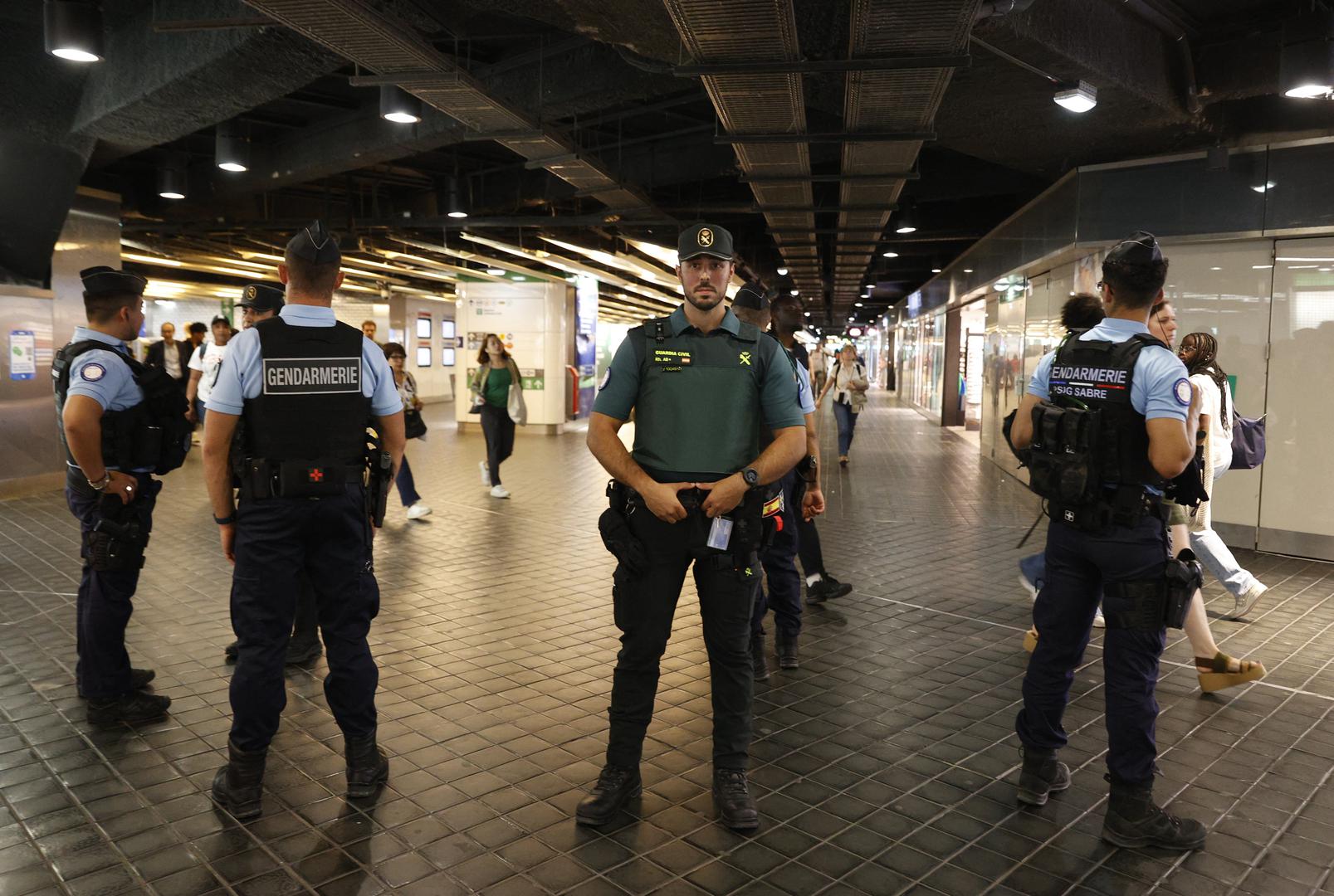 Paris 2024 Olympics - Paris 2024 Olympics Preview - Paris, France - July 22, 2024 Spanish police and French gendarmerie are pictured at the Chatelet Les Halles train station, ahead of the Paris 2024 Olympics REUTERS/Abdul Saboor Photo: ABDUL SABOOR/REUTERS