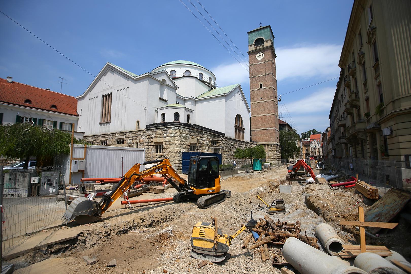 Viktor Kovačić: Neka od važnijih zagrebačkih djela su crkva sv. Blaža, palača Burze, kuća Frank, Slaveks i uređenje Jezuitskog trga u Zagrebu, kao i mauzolej De Piennes u Vrbovcu