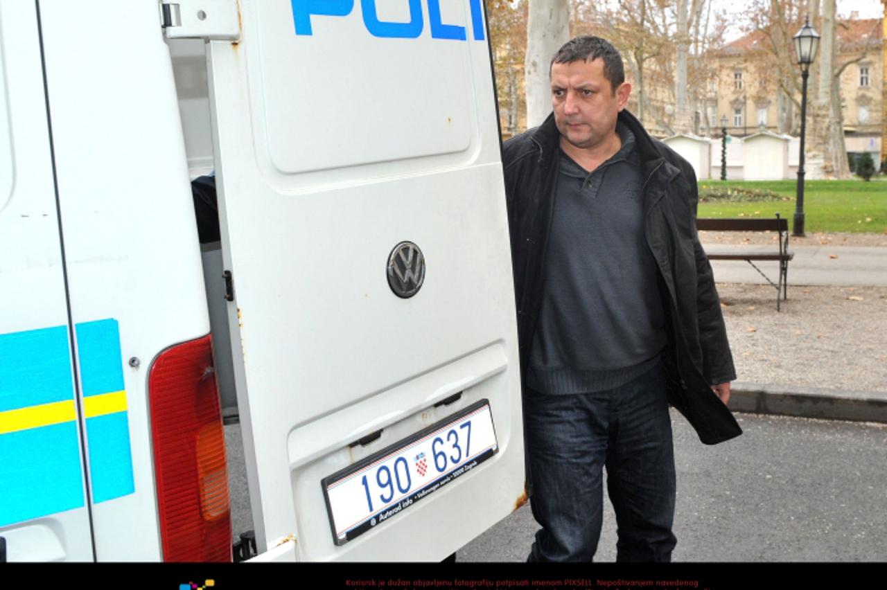 \'10.12.2011., Zagreb - Bivsi nogometni sudac Zeljko Siric u pratnji policije dolazi na Zupanijski sud zbog optuzbi za mito i korupciju.  Marko Lukunic/PIXSELL\'