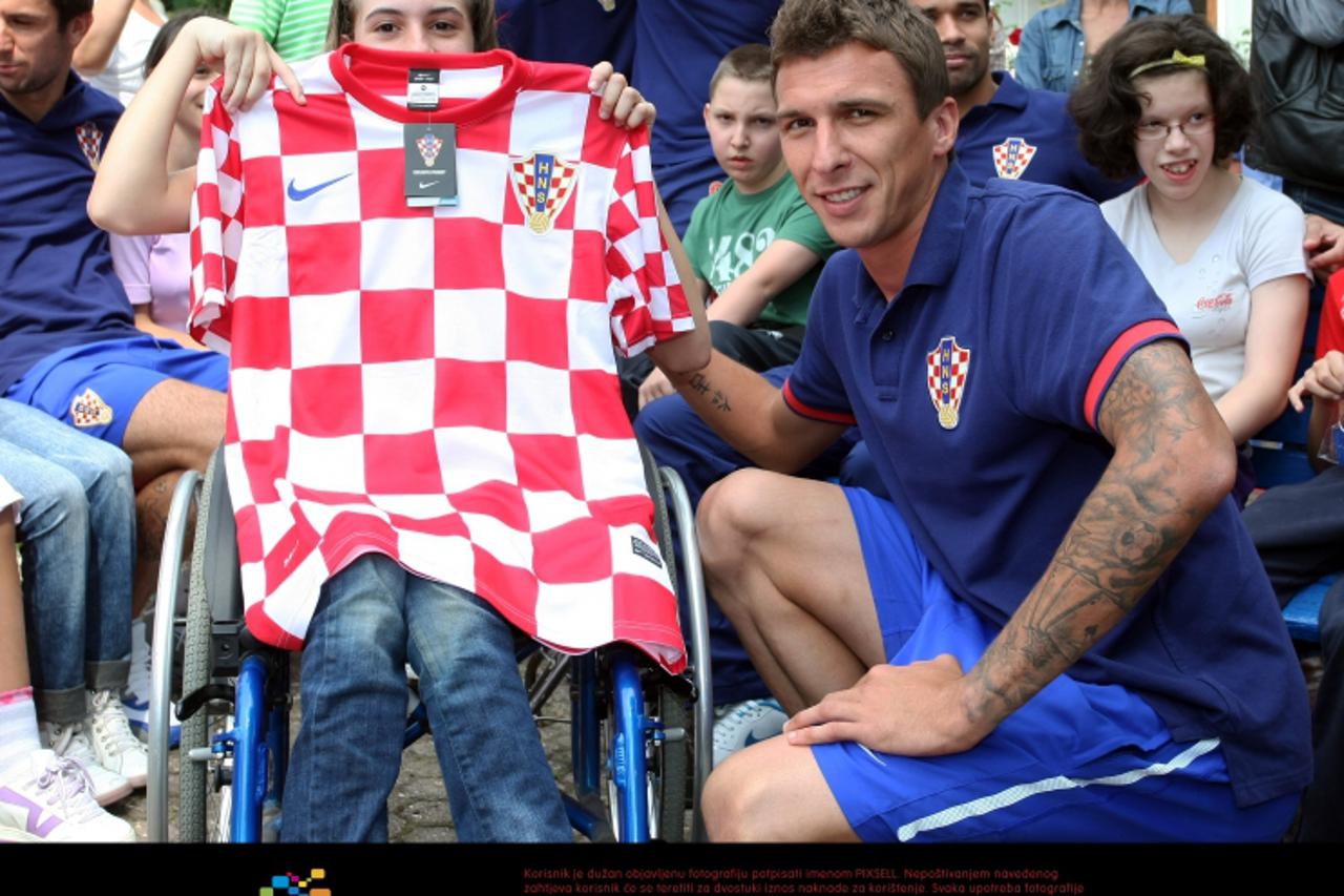 '04.09.2012.Zagreb -  Goljak 2, Dom za djecu s posebnim potrebama. Hrvatska nogometna reprezentacija obisla je djecu s darovima, druzenjem i fotografiranjem. Mario Mandzukic .PRI KORISTENJU FOTOGRAFIJ