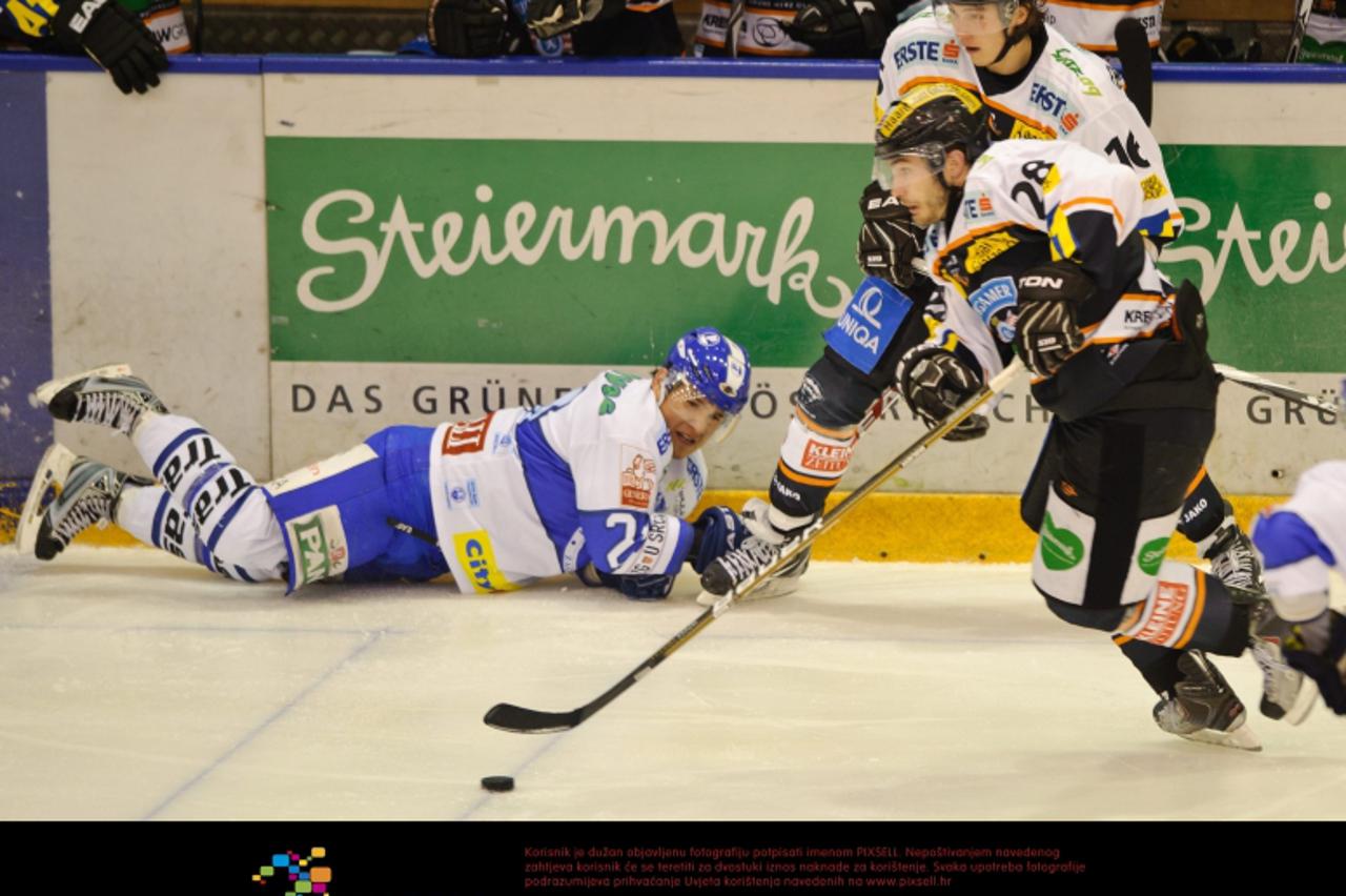 '23.11.2010, Eisstadion Liebenau, Graz, AUT, EBEL, Moser Medical Graz 99ers vs KHL Medvescak Zagreb, im Bild Mike Ouellette, (99ers, St\\u009Frmer, #28), Patrick Harand, (99ers, St\\u009Frmer, #16), F