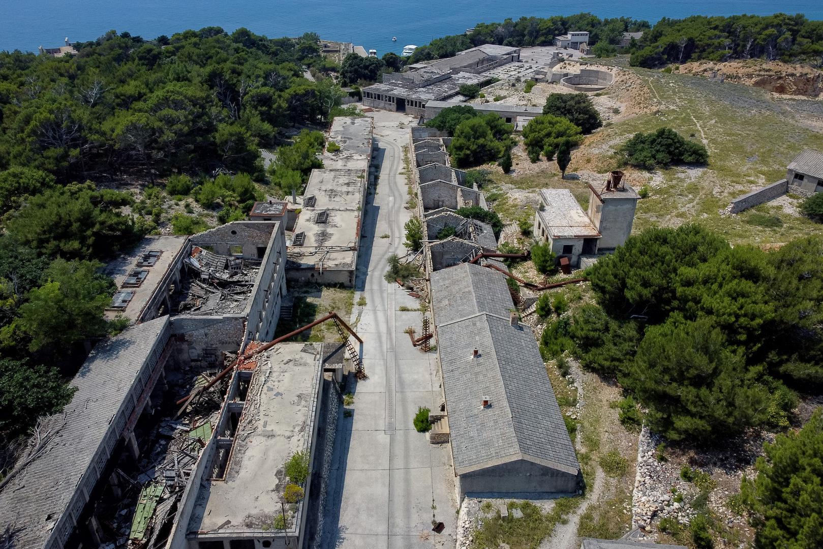 Ženske zatočenice stavljane su na susjedni Sveti Grgur, a oba su otoka izabrana zbog svoje nenaseljenosti i nemogućnosti bijega. 