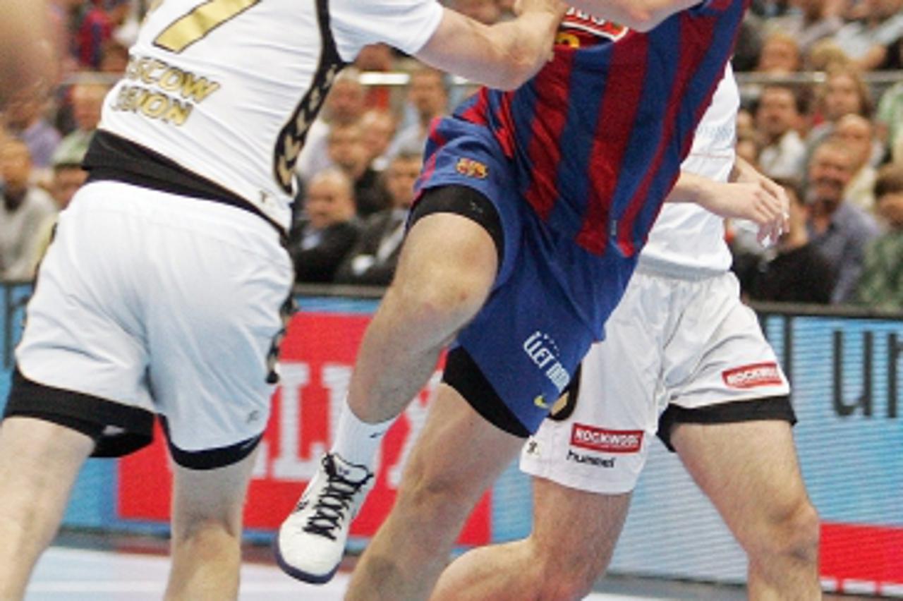 '29.05.2010, Lanxess Arena, Koeln, GER, EHF Final Four, 1. Halbfinale , Chekhovski Medvedi Moskau ( RUS ) vs FC Barcelona ( ESP ) im Bild: Vitaly IVANOV ( Moskau #77 ) / Shiarei RUTENKA ( Barcelona #2