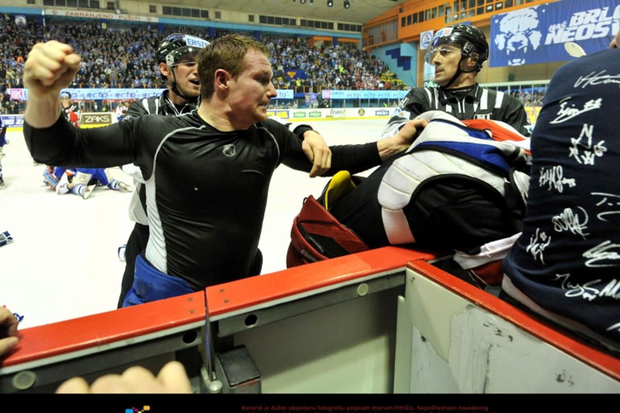 '06.03.2012., Ledena dvorana Doma sportova, Zagreb - Prva utakmica doigravanja EBEL lige. Medvescak - Klagenfurt. Tucnjava igraca. Tom Zanoski. Photo: Marko Lukunic/PIXSELL'