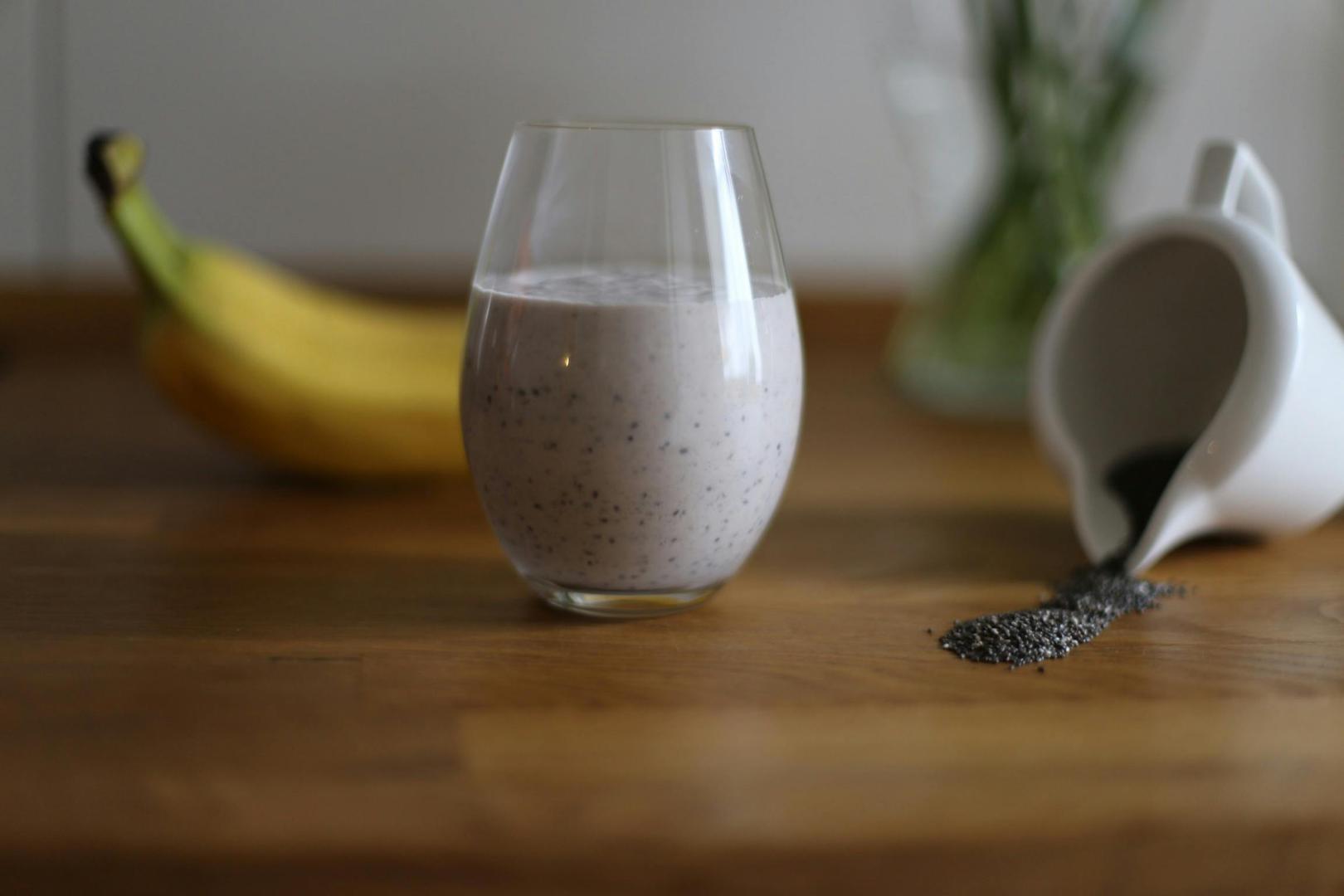 Zamijenite razne slatke napitke s mliječnim smoothiejem: "Razni napitci su puni šećera, prepuni su kalorija i mogu izazvati želju za još šećera", objasnila je Wallace. Umjesto toga, napravite smoothie od mlijeka tako što ćete pomiješati smrznutu bananu, jednu žlicu instant kave, jednu žlicu grčkog jogurta i mlijeko po izboru. "Možete se osloniti na prirodnu slatkoću sastojaka poput banane. Osim toga, banana ima dodatnu količinu vitamina, minerala i proteina koji podržavaju cjelokupno zdravlje, gubitak težine i pomažu vam da se dulje osjećate zadovoljni", dodala je Wallace. 

