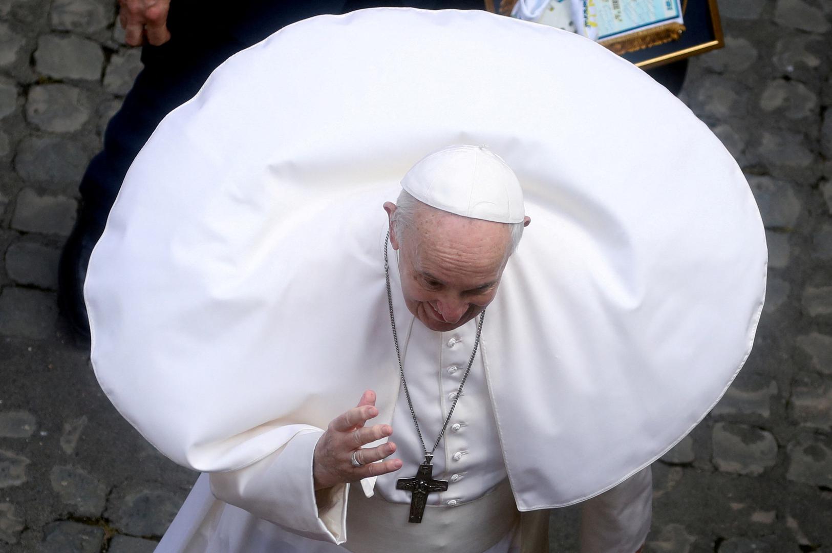 FILE PHOTO: Pope Francis waves before leaving after the weekly general audience, in San Damaso courtyard, at the Vatican, May 19, 2021. REUTERS/Yara Nardi/File Photo Photo: YARA NARDI/REUTERS