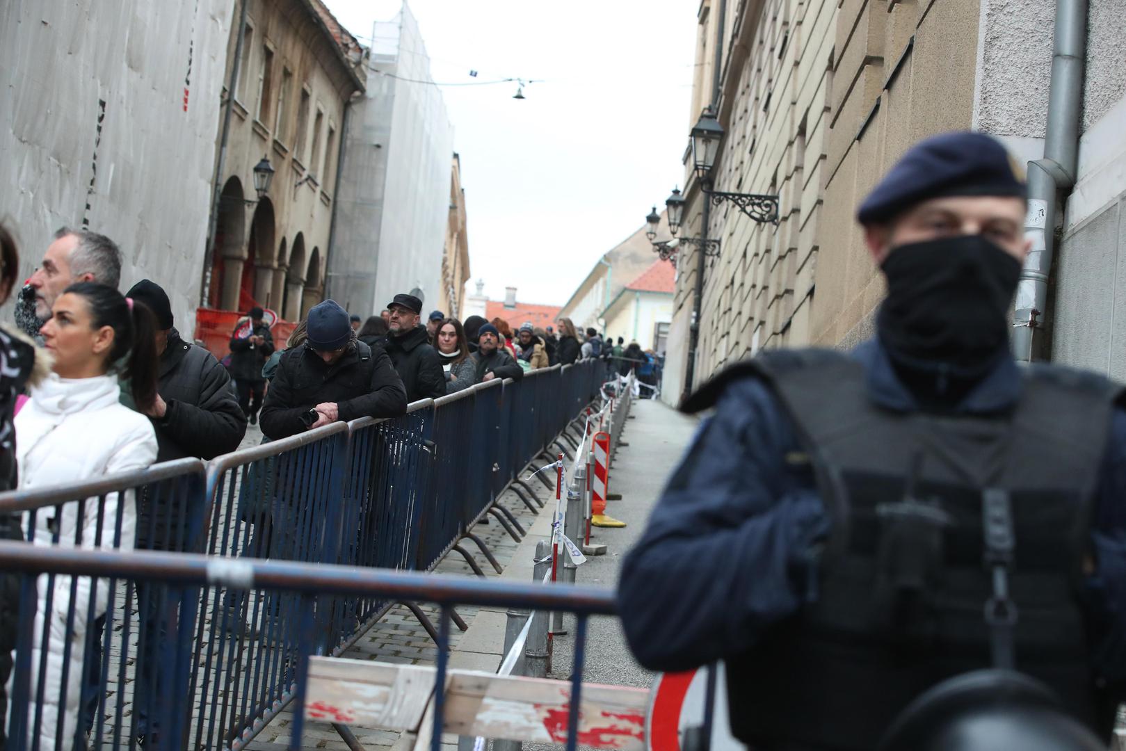 15.12.2021.,Zagreb - Na Markovu trgu poceli su se okupljat prosvjednici, a okupljanje budno prate brojni policijski sluzbenici.Prosvjednici ce svojim tijelima formirati bedem oko Markova trga 