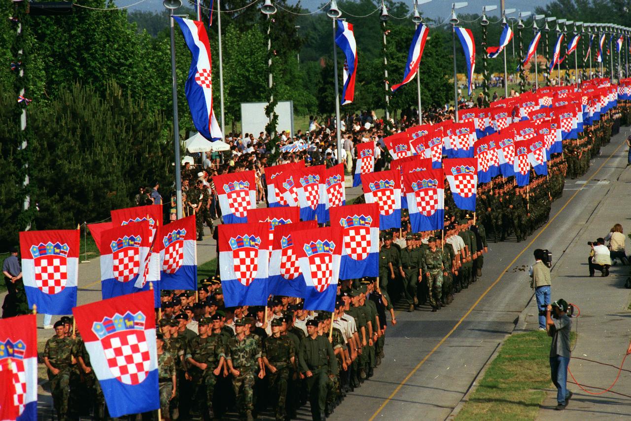 29.05.1995., Zagreb, Jarun - Mimohod Oruzanih snaga Republike Hrvatske u povodu svecanog obiljezavanja Dana drzavnosti odrzan je pred brojnim gradjanima na zagrebackom jezeru Jarun. Pred vrhovnim zapovjednikom OS, predsjednikom dr. Franjom Tudjmanom i bro