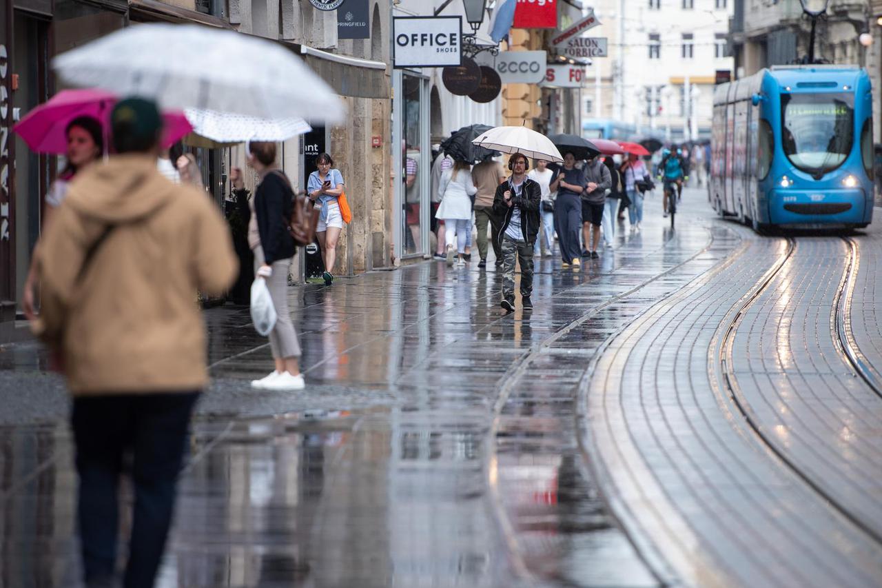 Zagreb: Kratkotrajan jak pljusak zahvatio centar grada