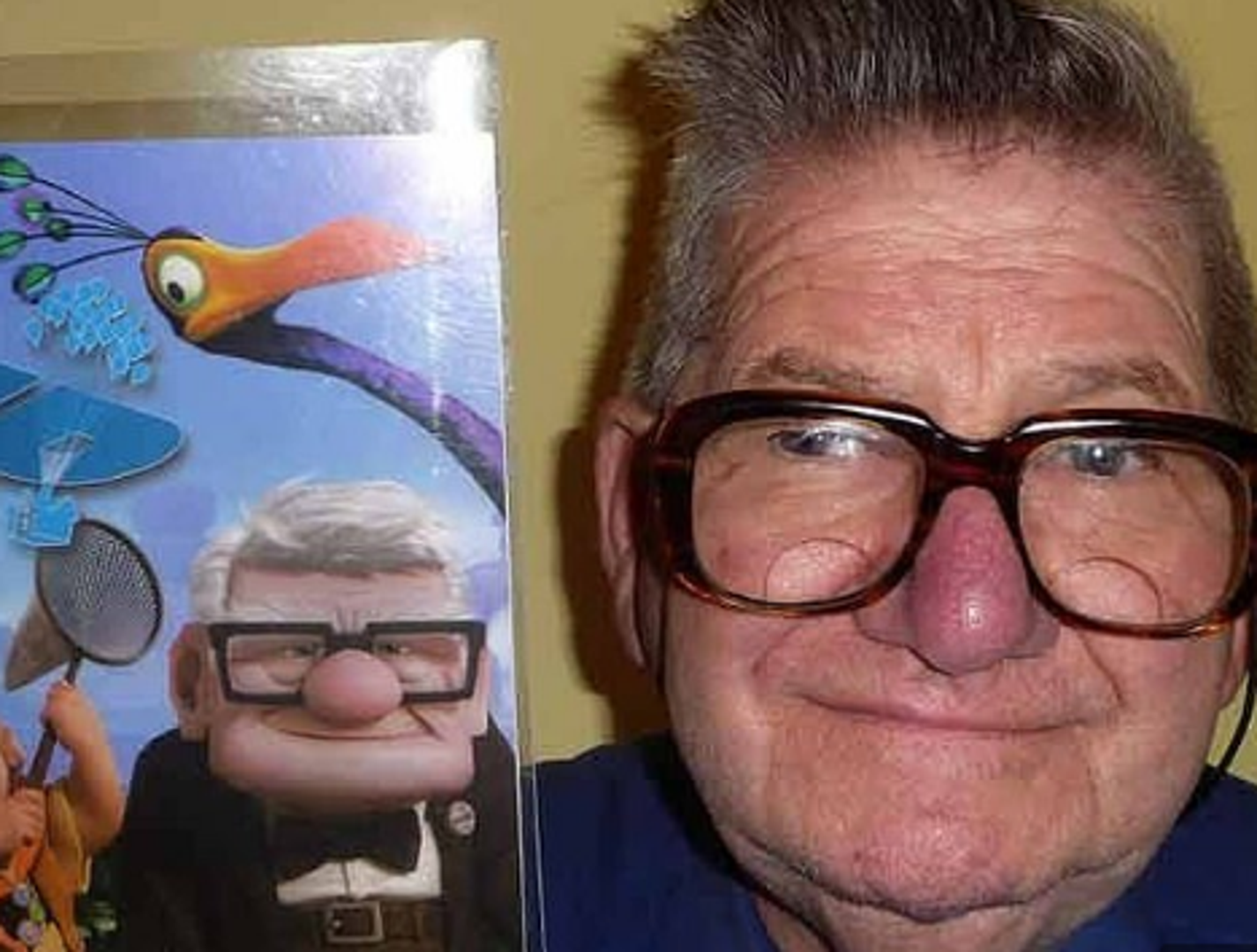 Starac iz neimenovanog grada fotografirao se s papirom na kojem je lik iz Disney crtića 'Nebesa' - Carl Fredricksen.