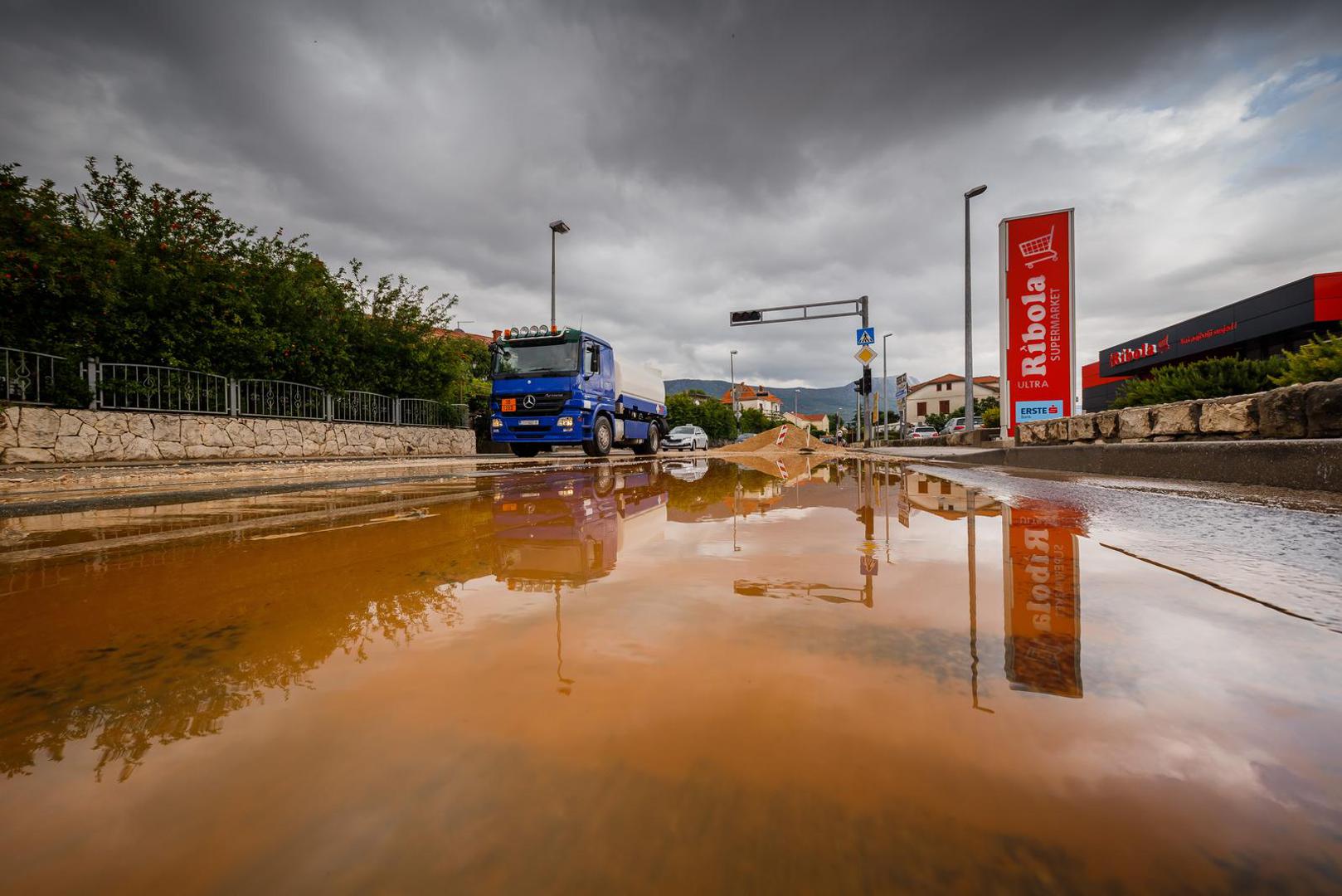 30.05.2022., Kastela - Tijekom jutra sire trogirsko i kastelansko podrucje zahvatilo je olujno nevrijeme s obilnom kisom, te su mnoge kuce i poslovni prostori poplavljeni.

 Photo: Zvonimir Barisin/PIXSELL