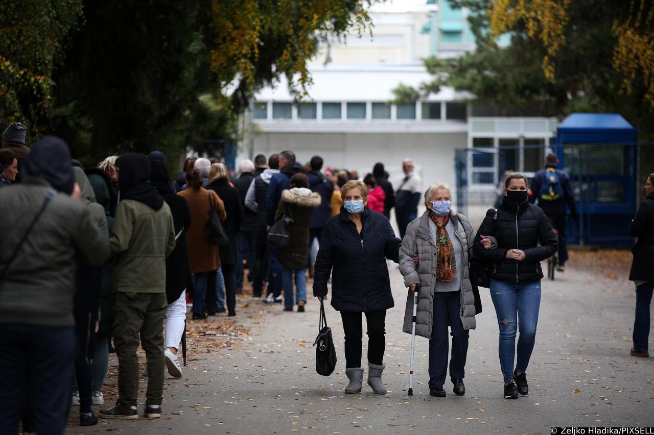 Velike gužve za cijepljenje na Zagrebačkom Velesajmu