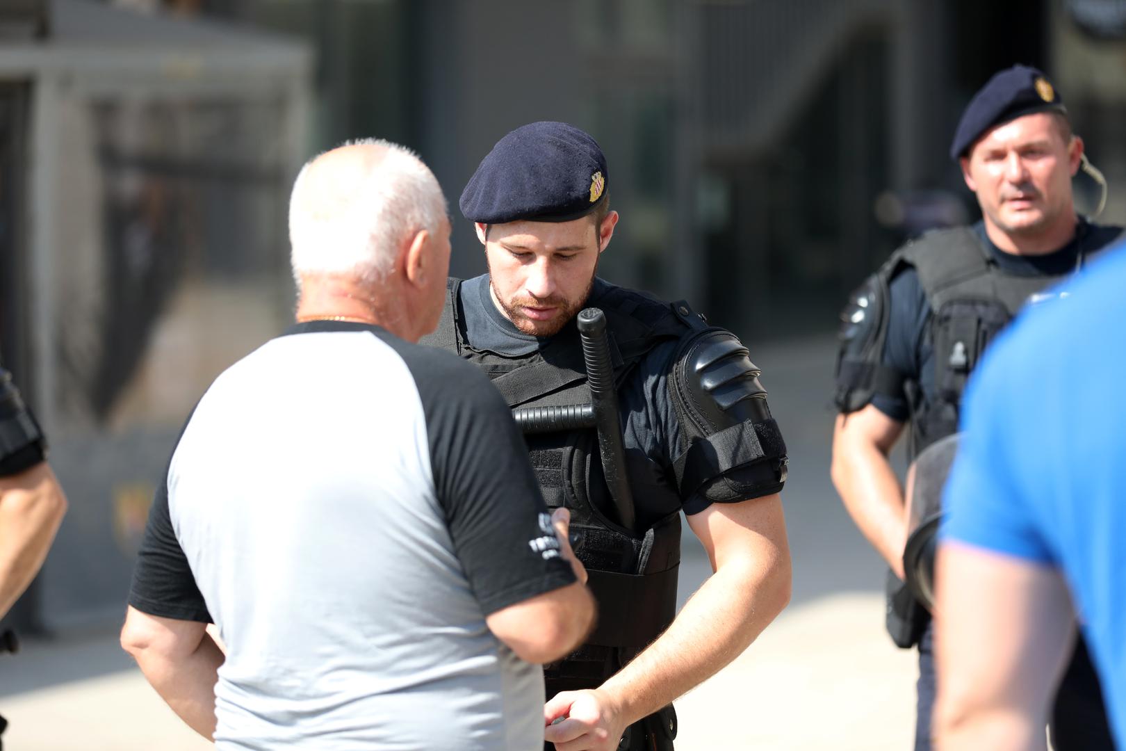 09.07.2024., Pula: Nemali broj interventnih policajaca, blokiran kvart, odvjetnici i rijetki stanari pulske poslovno-stambene zgrade popularne "Porecanke", obiljezili su ovo vruce pulsko jutro. Photo: Sasa Miljevic / PIXSELL/PIXSELL