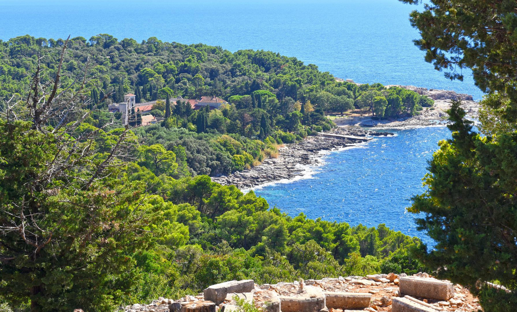 Uz otok Lokrum, popis National Geographica sadrži i druge plaže uključujući Burnham Overy Staithe u Engleskoj, Mirror Beach u Albaniji, Riva Bianca u Italiji, Veleka Beach u Bugarskoj i Plage Mala u Francuskoj.