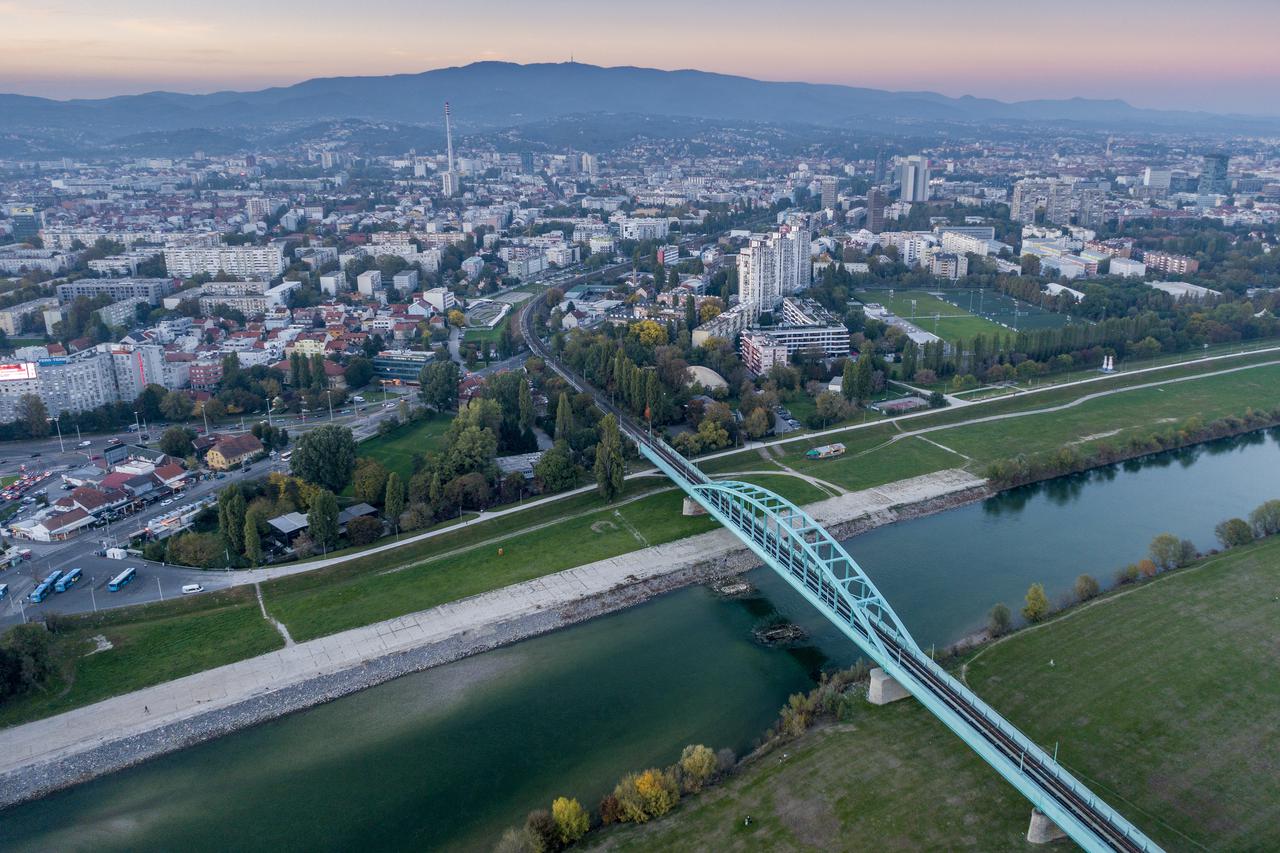 Zagreb: Pogled iz zraka tijekom noći na Hendrixov, Savski i Jadranski most