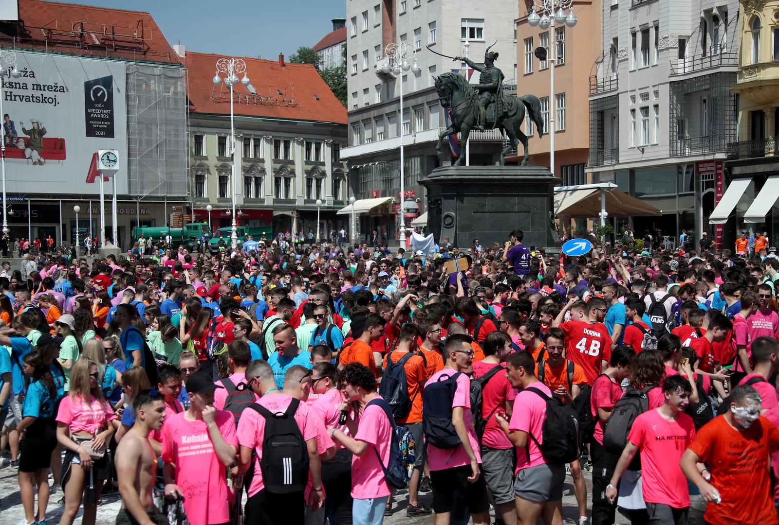 25.05.2022., Zagreb - Brojni maturanti u gradu obiljezavalju kraj svog srednjoskolskog obrazovanja pjesmom i nezaobilaznim kupanjem u fontanama. Photo: Sanjin Strukic/PIXSELL