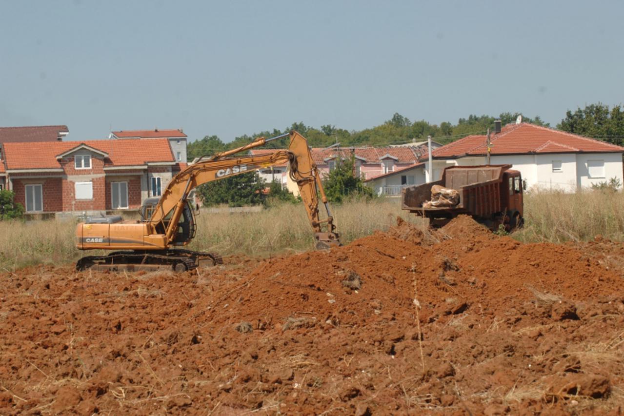 'bih...citluk...18.08.2009...tromedja/citluk, zemljani radovi na staroj plantazi vinove loze, vade se kamene gromade i staro korijenje     Photo: Zoran Grizelj/Vecernji list'