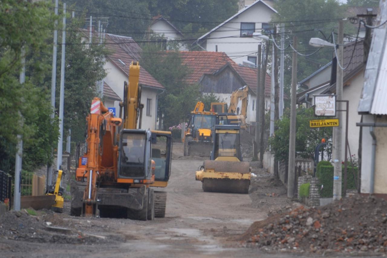 'karlovac ogulin, u sredistu grada radovi na uredenju ulice i postavljanju cijevi za plin i kanalizaciju, 021009 photo: kristina stedul fabac/VLM'