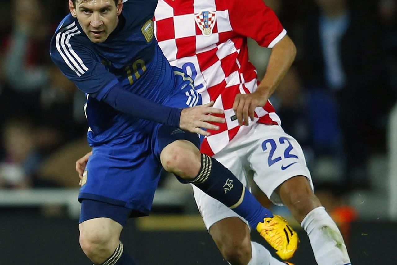 Argentina's Lionel Messi (L) is challenged by Croatia's Marin Leovac during their international friendly soccer match at Upton Park in London, November 12, 2014. REUTERS/Eddie Keogh (BRITAIN - Tags: SPORT SOCCER)