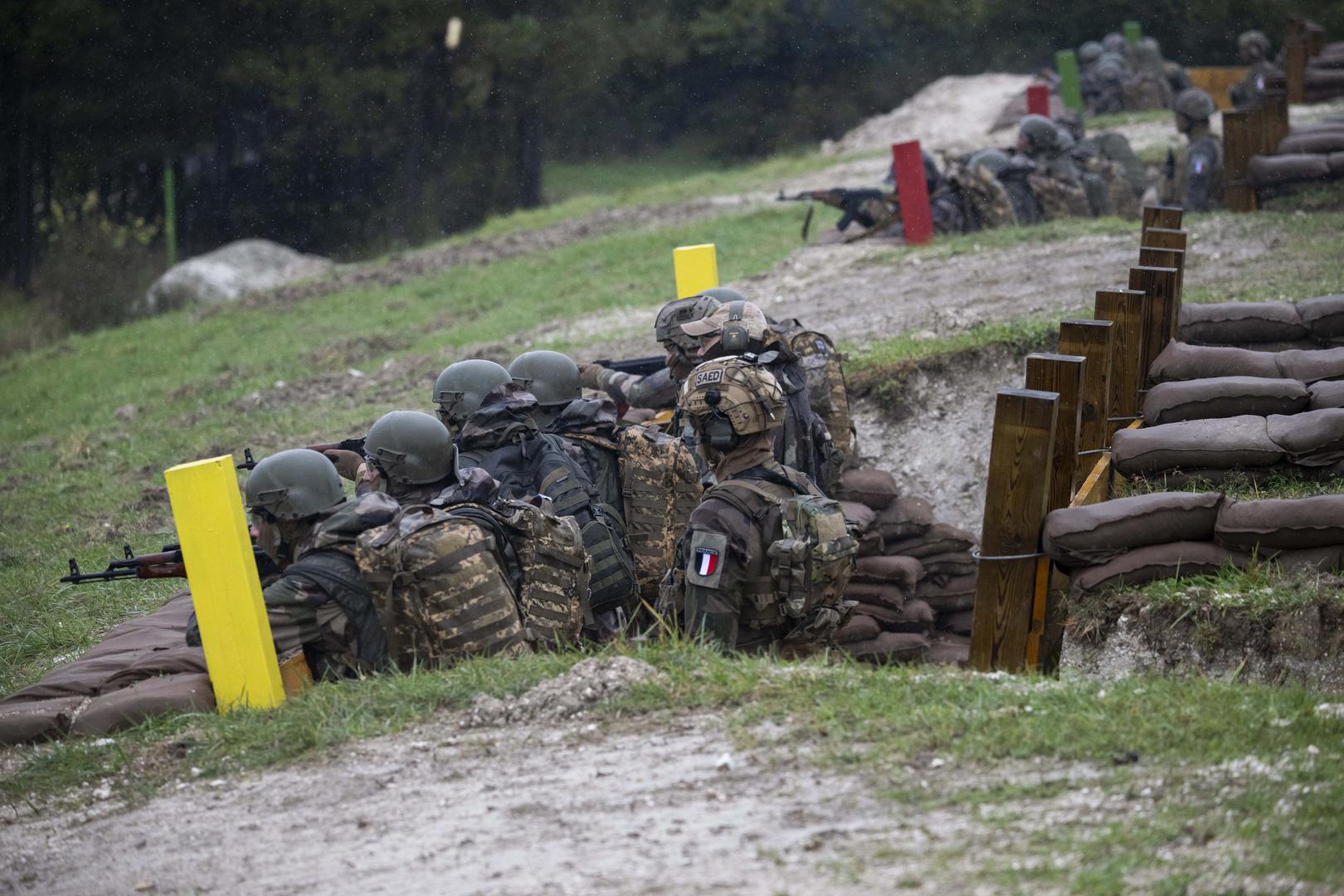 Le président Emmanuel Macron visite un camp militaire où viennent se former des combattants d'Ukraine dans l'est de la France le 9 octobre 2024. © Eliot Blondet / Pool / Bestimage Ukrainian soldiers train in a french military camp in eastern France, Wednesday, Oct. 9, 2024, before a French President Emmanuel Macron visit. Photo: Eliot Blondet / Pool / Bestimage/BESTIMAGE