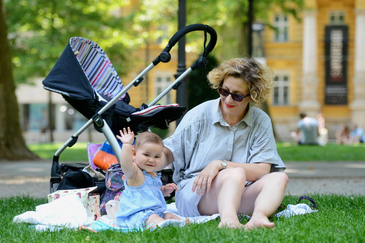 06.07.2015., Zagreb - Velike vrucine u gradu gradjani lakse podnose uz sesire, hladna pica, sladoled, te se drze hladovine.  Photo: Marko Lukunic/PIXSELL