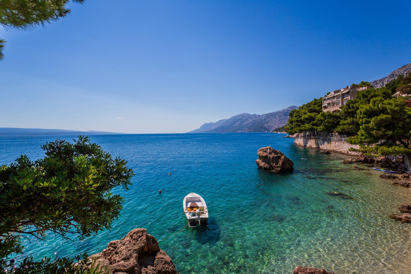 Punta Rata, jedna od najljepših šljunčanih plaža svijeta, nalazi se na zaštićenom području u Brelima, rtu prekrivenom borovom šumom.