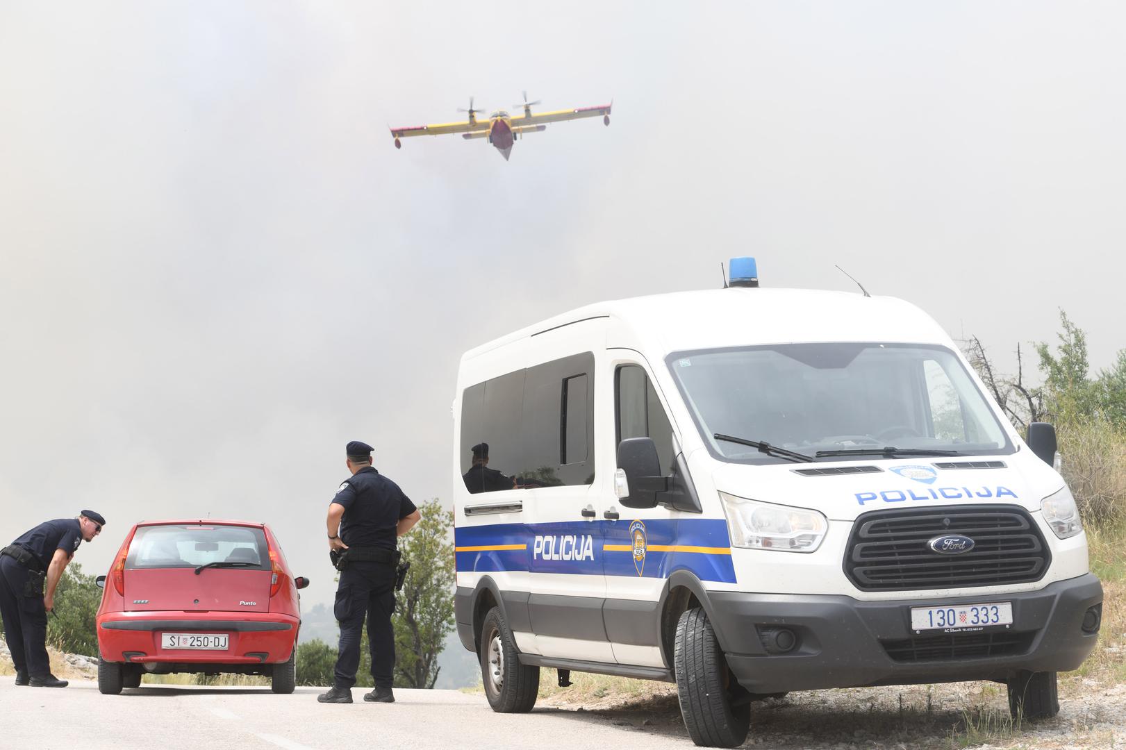 13.07.2023.,Sibenik - U gašenju požara otvorenog prostora koji je izbio na lokaciji Grebaštica u Šibensko-kninskoj županiji, trenutno sudjeluje 79 vatrogasaca sa 28 vatrogasnih vozila, Intervencijska vatrogasna postrojba Šibenik, 3 protupožarna zrakoplova Canadair CL-415, 2 protupožarna zrakoplova Air Tractor. Photo: Hrvoje Jelavic/PIXSELL