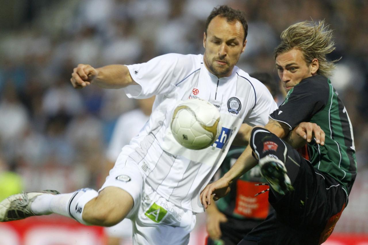 'Sturm Graz\' Gordon Schildenfeld (L) and Wacker Innsbruck\'s Harald Pichler fight for the ball during their Austrian league soccer match in Graz, May 25, 2011.  REUTERS/Dominic Ebenbichler (AUSTRIA)'