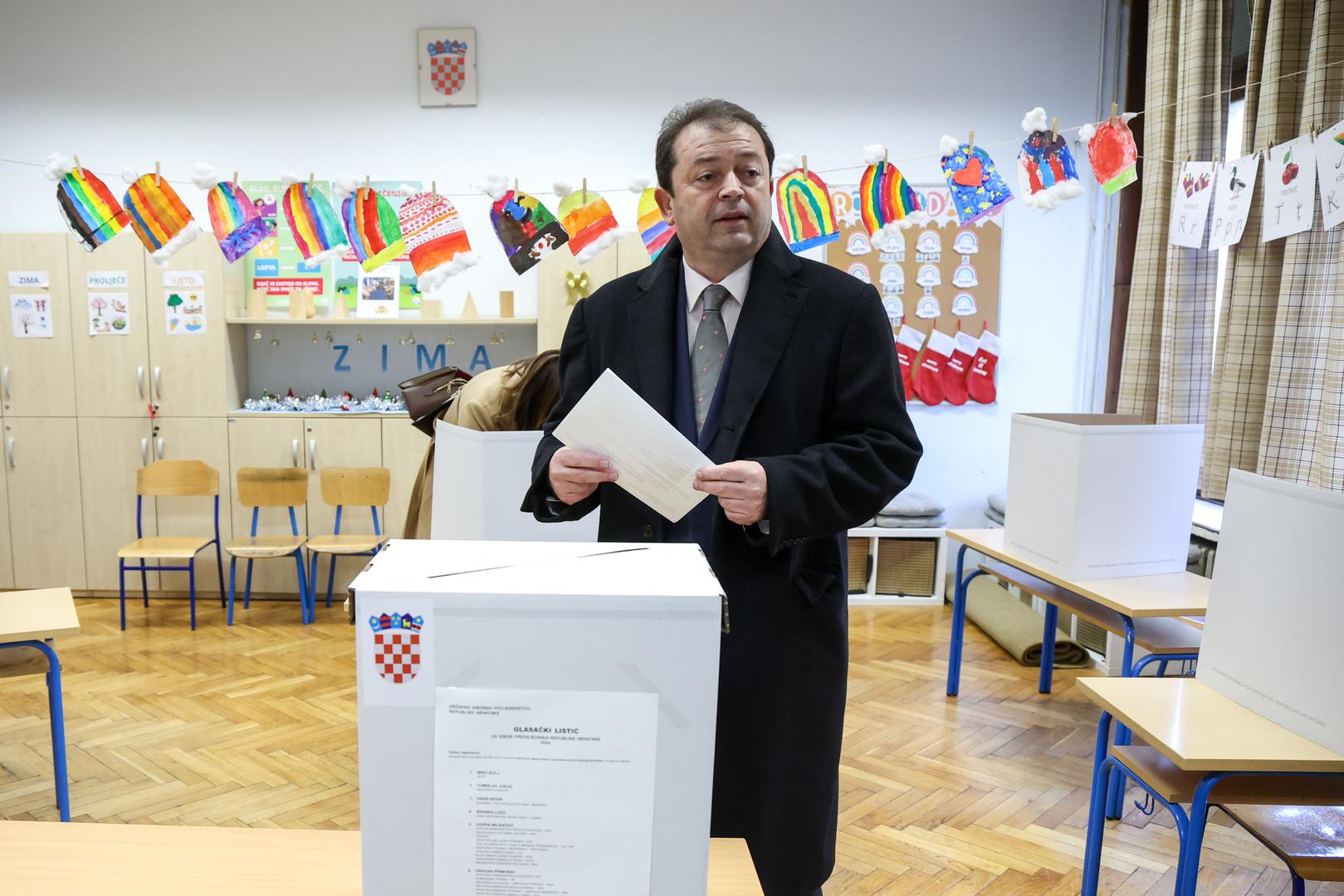 29.12.2024., Zagreb - Predsjednicki kandidat Tomislav Jonjic glasovao na predsjednickim izborima u OS Ivana Mestrovica. Photo: Igor Kralj/PIXSELL